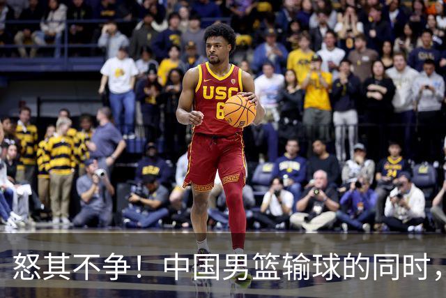 怒其不争！中国男篮输球的同时，日本替补席做出哭鼻子的嘲讽动作